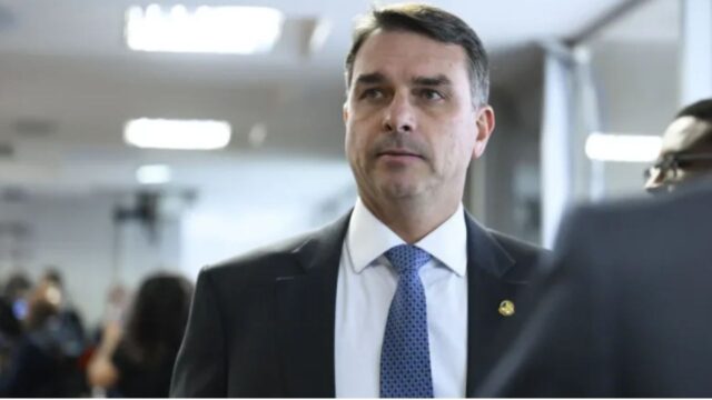 Moraes autoriza visitas de Flávio e Carlos Bolsonaro a Filipe Martins em Ponta Grossa