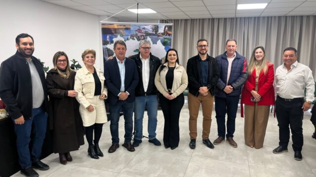 Prefeitos dos Campos Gerais debatem Defesa Civil e turismo em Ponta Grossa