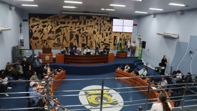 Plenário da Câmara Municipal de Ponta Grossa com vereadores e público presentes durante sessão