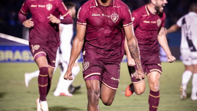 Jogador do Londrina comemora gol durante a partida de futebol com placar de 6 a 0