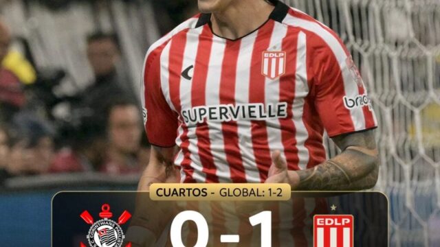 Jogador do Estudiantes comemora gol durante partida da Copa Libertadores contra o Corinthians