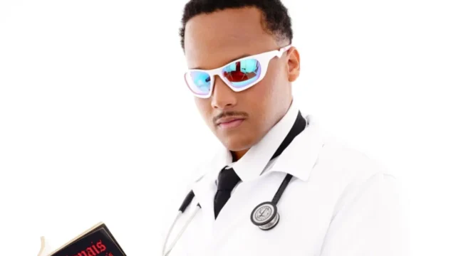 Estudante de medicina utilizando jaleco e óculos de lente espelhada