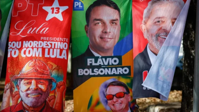 Bandeiras de campanha eleitoral exibindo os rostos de Lula e Flávio Bolsonaro