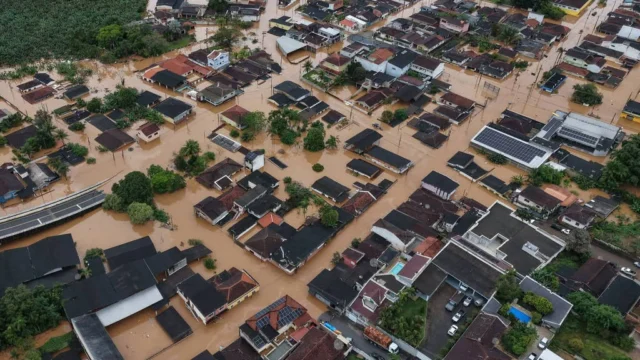 Vista aérea de bairro residencial com ruas tomadas pelas águas de enchente no Paraná