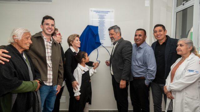 Grupo de pessoas reunidas na inauguração da nova UBS no Santa Luzia em Ponta Grossa