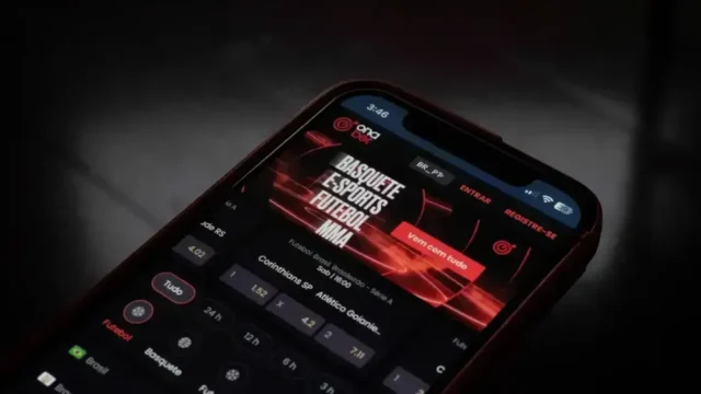 Smartphone com tela escura exibindo aplicativo ou site de apostas de quota fixa