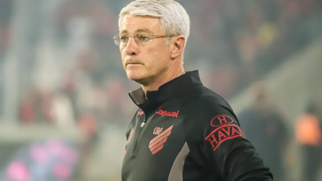 Técnico Odair Hellmann com cabelo grisalho e óculos usando agasalho do Athletico
