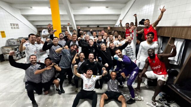 Jogadores do Operário comemoram no vestiário após partida da Série B
