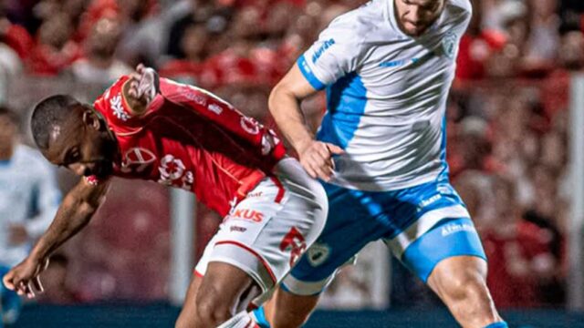 Jogadores disputam a bola durante a partida entre Vila Nova e Londrina