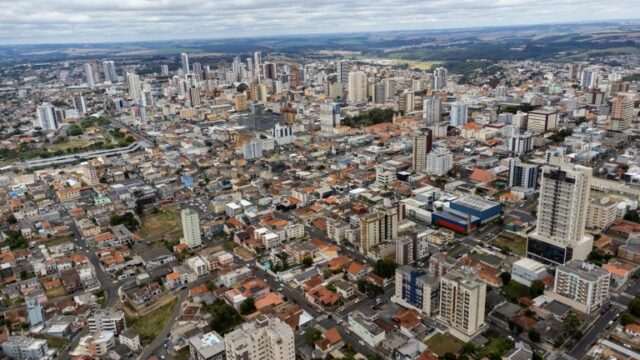 Vista aérea panorâmica de Ponta Grossa com prédios e ruas em dia nublado