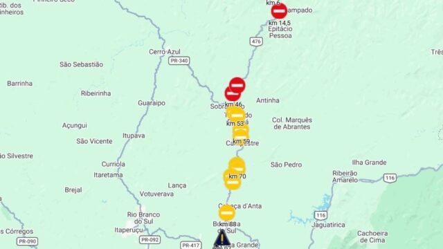 Mapa geográfico com marcações de bloqueios e interdições em estradas do Paraná