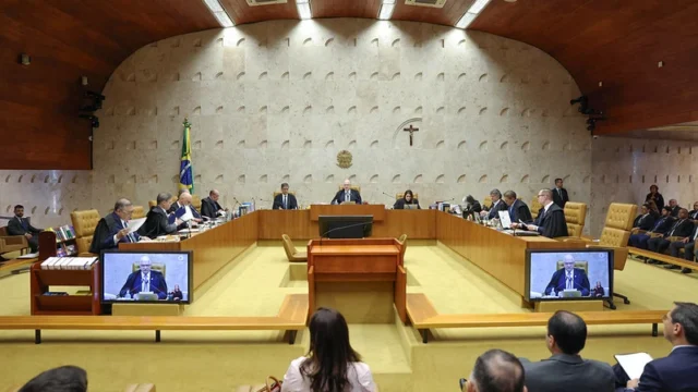 Plenário do Supremo Tribunal Federal com ministros sentados à mesa durante sessão com telões