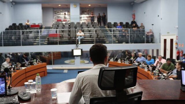 Vista interna do plenário da Câmara Municipal com parlamentares e público assistindo à sessão
