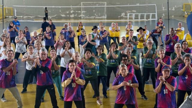 Grupo de idosos pratica exercícios em quadra coberta durante o Festival da Melhor Idade em Imbaú