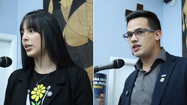 Duas pessoas discursando em microfones durante sessão na Câmara Municipal de Ponta Grossa