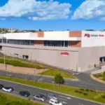 Fachada externa e estacionamento do Shopping Plaza Campos Gerais em Ponta Grossa
