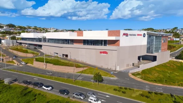 Fachada externa e estacionamento do Shopping Plaza Campos Gerais em Ponta Grossa