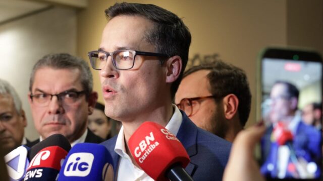 Deltan Dallagnol cercado por microfones de imprensa durante entrevista coletiva