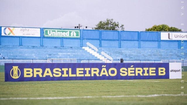 Placa do Brasileirão Série B no gramado do Estádio Vitorino Gonçalves Dias em Londrina
