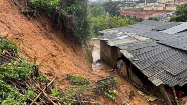 Encosta com deslizamento de terra próximo ao telhado de uma casa em Ponta Grossa