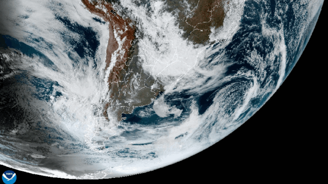 Imagem de satélite da América do Sul mostrando a formação de nuvens em 19 de setembro de 2026