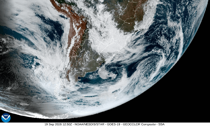 Imagem de satélite da América do Sul mostrando a formação de nuvens em 19 de setembro de 2026