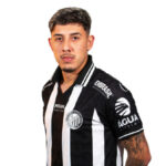 Jogador Nicolas Schulz vestindo a camisa oficial do Operário Ferroviário