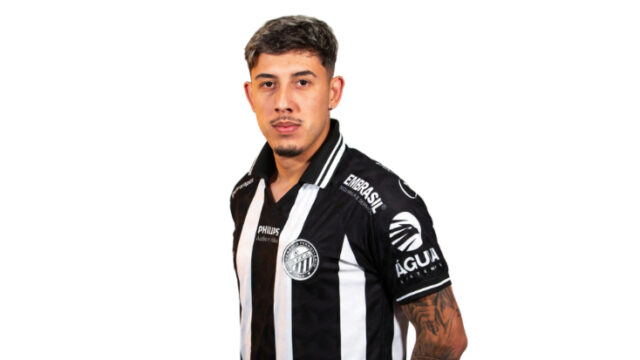 Jogador Nicolas Schulz vestindo a camisa oficial do Operário Ferroviário