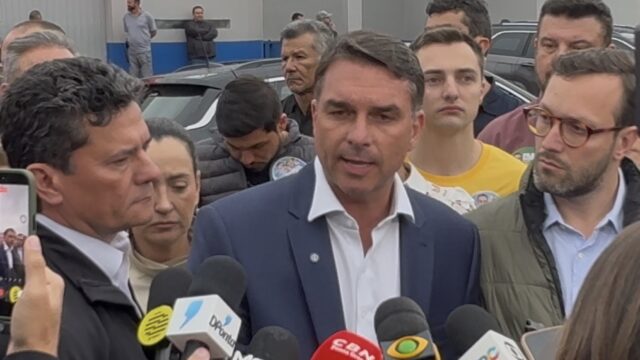Registro divulgado por Redação sobre Flávio Bolsonaro visita Ponta Grossa, critica.