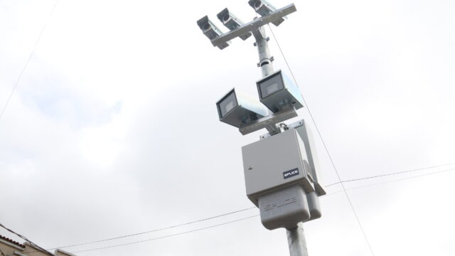 Câmeras e equipamentos eletrônicos de fiscalização de trânsito fixados no alto de um poste metálico
