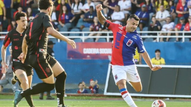 Atacante Liliu com a camisa tricolor do Paraná em disputa de bola na Vila Capanema