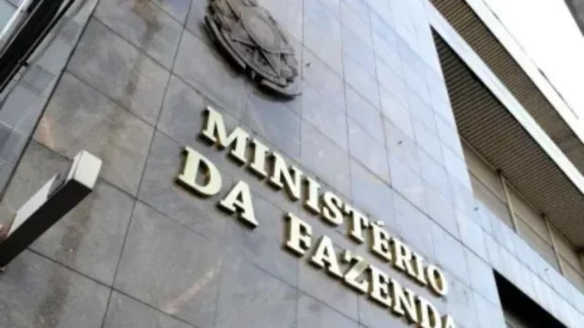 Fachada do prédio do Ministério da Fazenda com letreiro em destaque