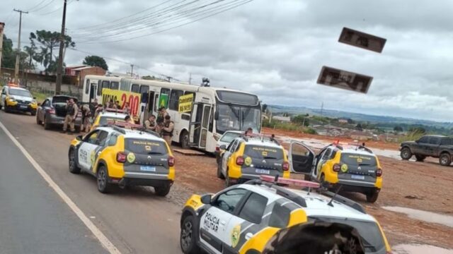 Viaturas da Polícia Militar estacionadas em rodovia durante operação em Ponta Grossa