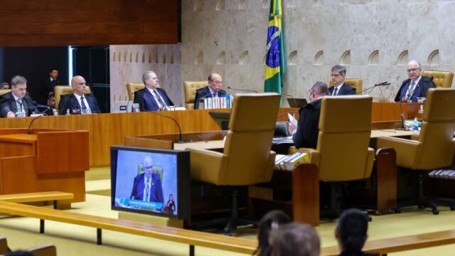 Ministros do STF sentados na bancada do plenário durante sessão de julgamento