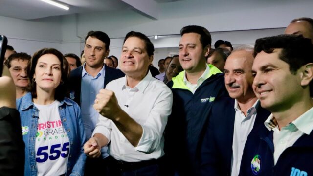 Sandro Alex gesticula ao lado do governador Ratinho Junior e apoiadores em evento político