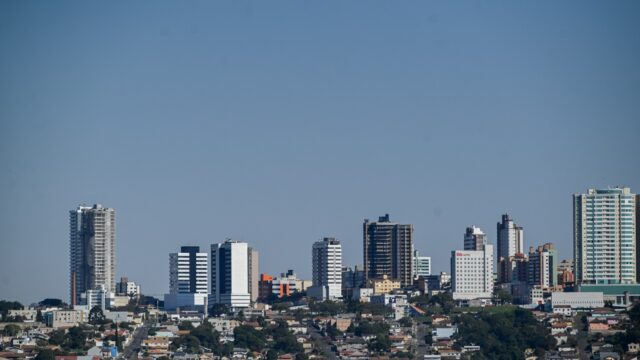 Vista panorâmica da cidade de Ponta Grossa com prédios e construções sob céu azul