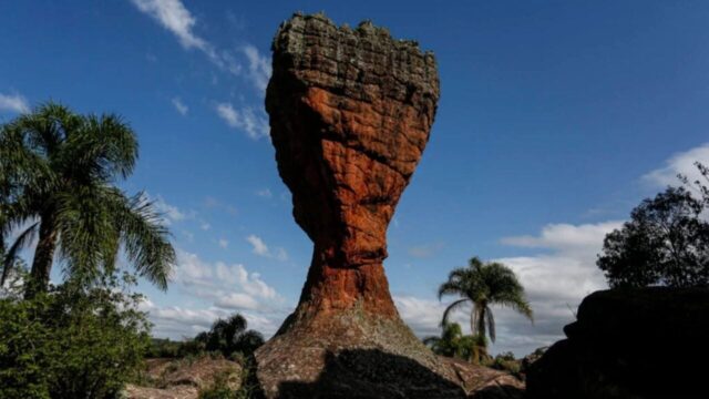 Formação rochosa arenítica esculpida pela erosão sob céu azul no Parque Vila Velha