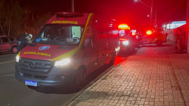 Viatura de atendimento de emergência em rua da região norte de Cascavel durante ocorrência policial