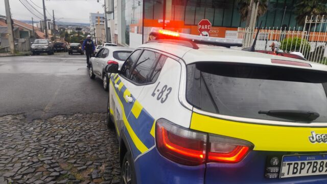 Viatura policial estacionada na rua durante atendimento de trânsito em Ponta Grossa