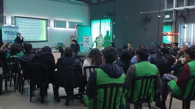 Pessoas sentadas em auditório assistindo a uma apresentação sobre Fiscalização Ambiental em Ponta Grossa
