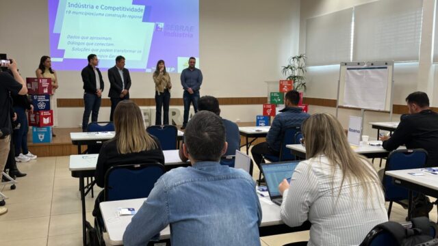 Lideranças reunidas em auditório durante evento sobre desenvolvimento industrial regional em Ponta Grossa