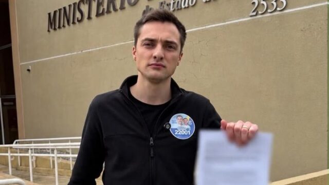 Ricardo Zampieri em frente ao Ministério Público do Paraná em Ponta Grossa segurando documento desfocado