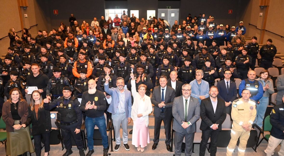 Membros da Guarda Civil Municipal de Ponta Grossa reunidos em auditório durante entrega de novos equipamentos e armamentos