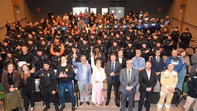 Membros da Guarda Civil Municipal de Ponta Grossa reunidos em auditório durante entrega de novos equipamentos e armamentos