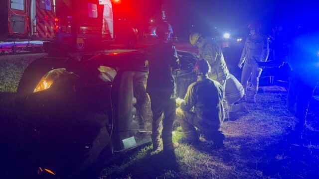 Bombeiros realizam resgate de motorista preso nas ferragens de veículo capotado à noite na rodovia