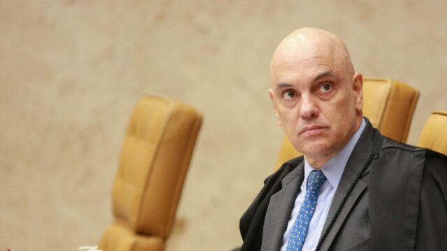 Ministro Alexandre de Moraes com toga sentado em sessão plenária do STF