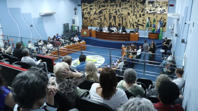 Vista geral do plenário da Câmara Municipal com vereadores e público presente assistindo à sessão