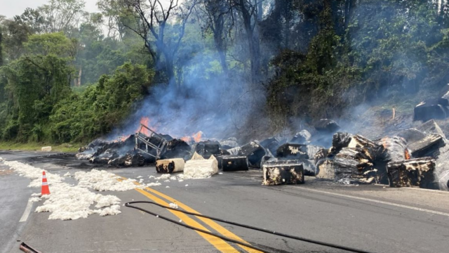 Fumaça e blocos de carga de algodão queimados espalhados na pista da BR-376