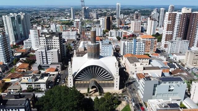 Vista aérea da Catedral Sant'Ana e edifícios do centro de Ponta Grossa em dia claro