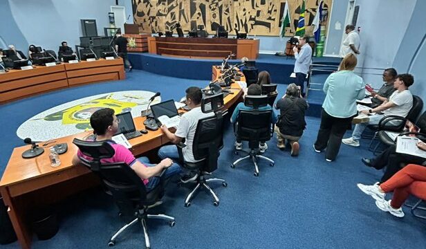 Auditório da Câmara Municipal com pessoas sentadas nas bancadas e assistindo à apresentação das metas fiscais